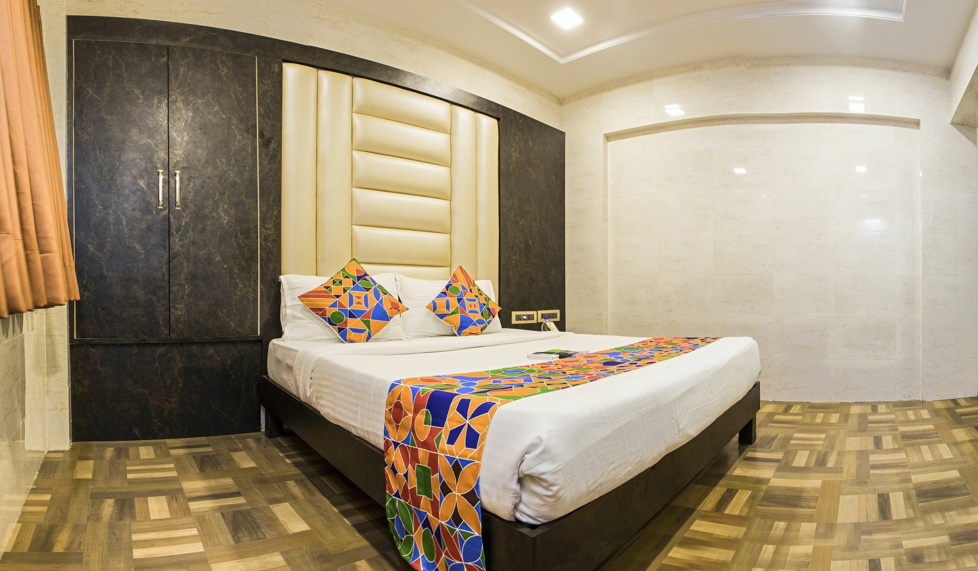 Готель Vaccinated Staff - Oyo 22055 Dadar Residency Мумбаї Екстер'єр фото